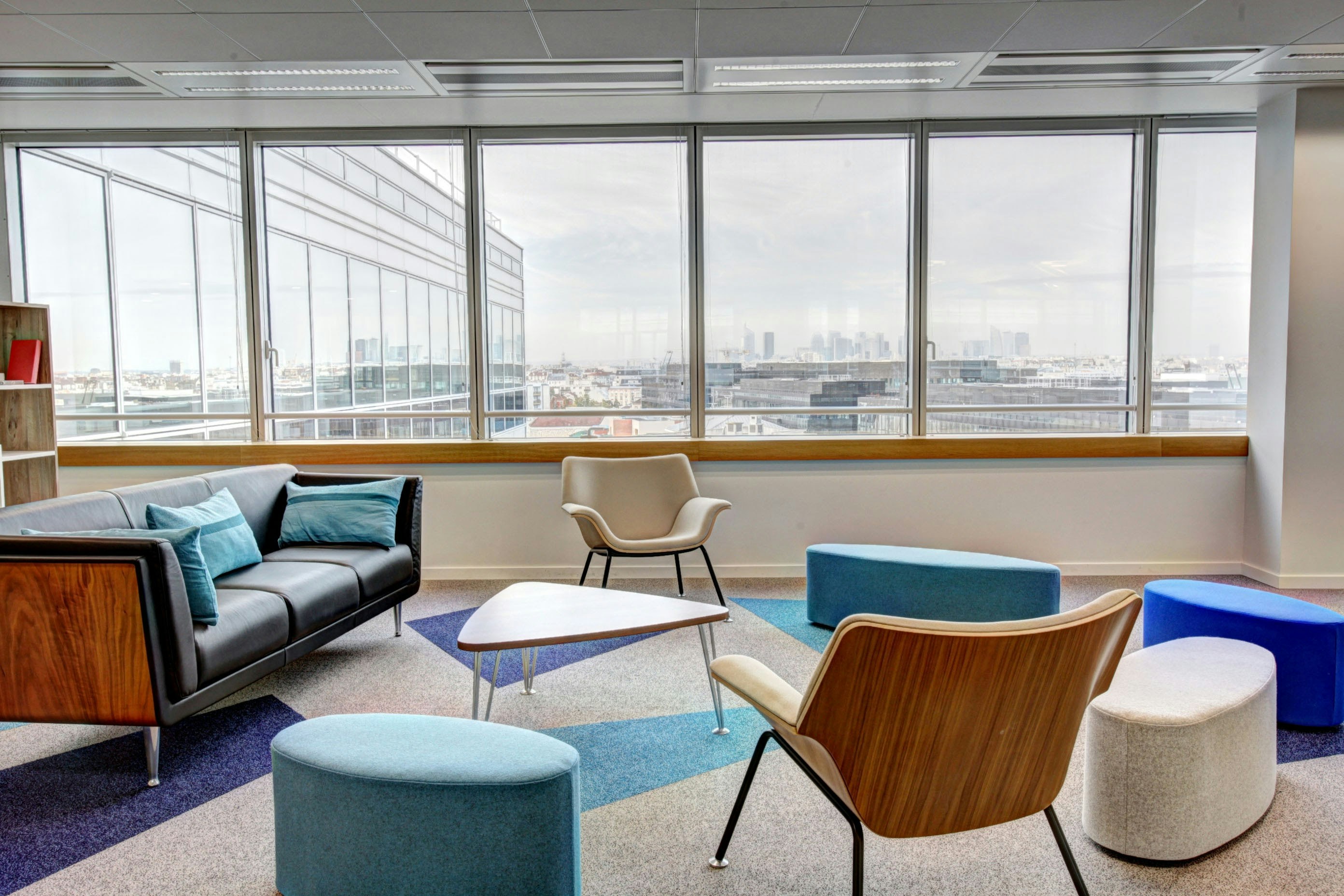 salle d'open space avec vue