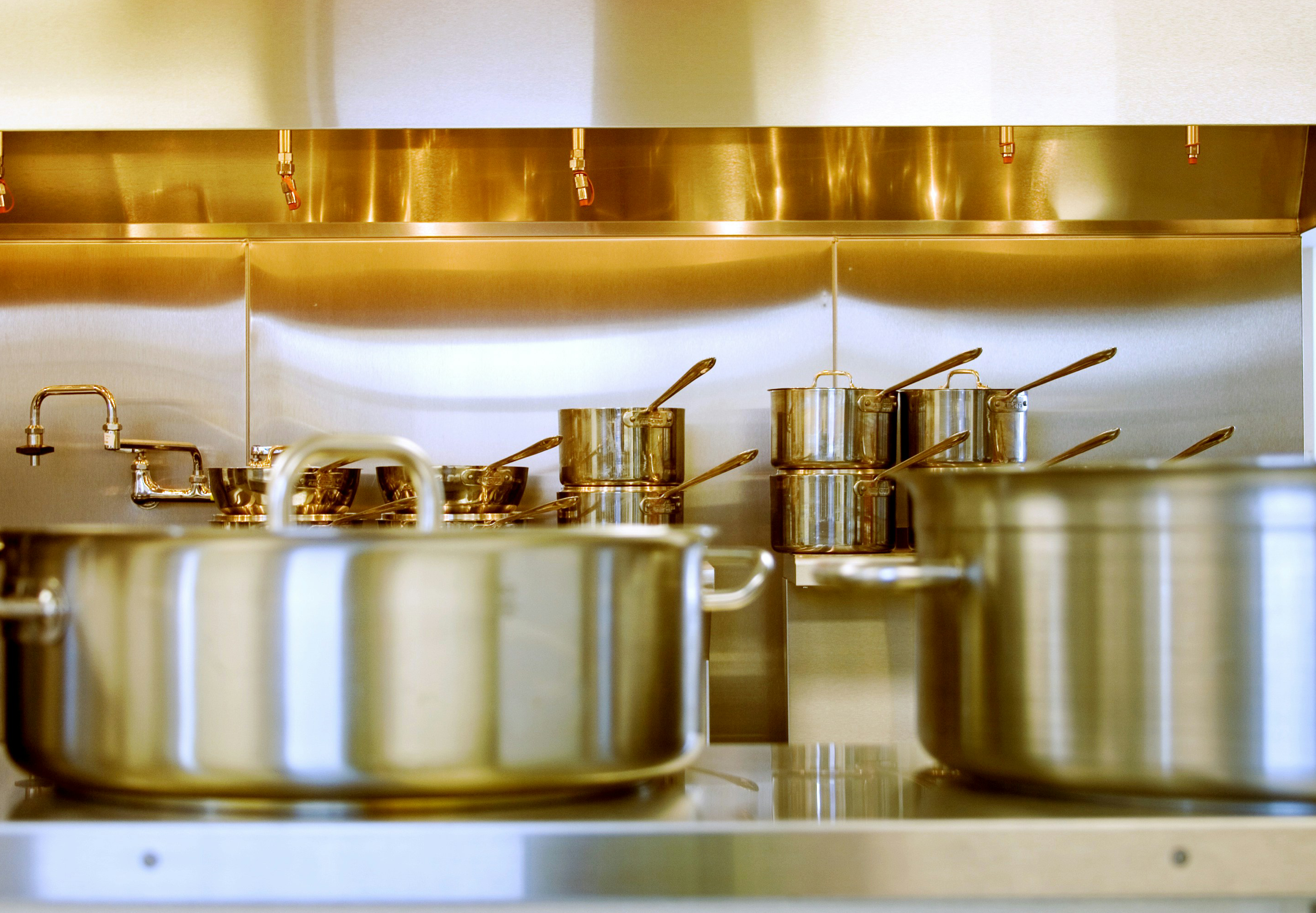 caseroles dans une cuisine